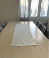 Pisa Design table runner natural white on the table