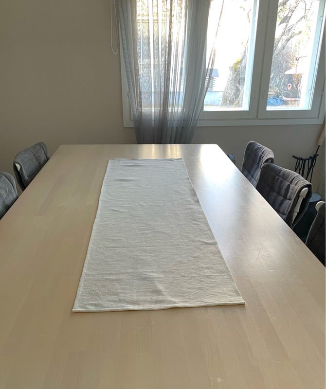 Pisa Design table runner natural white on the table
